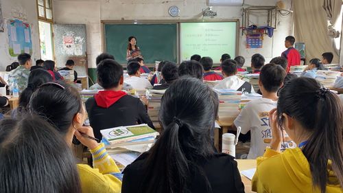 随时随地都能干的学校教师(他不让我断奶他要接着吃)