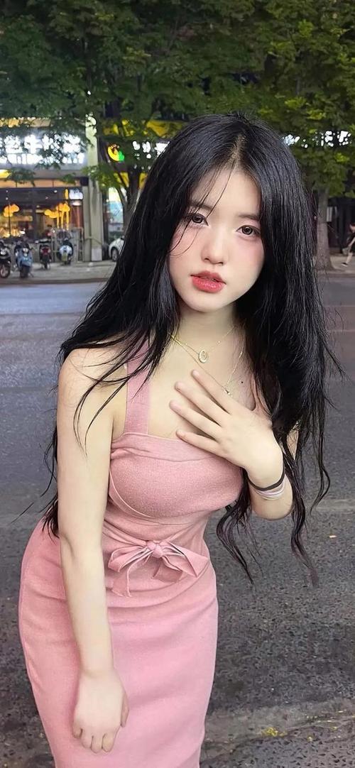 美女和渣男一起怼怼怼(美女洗澡全身光子嫩肤)