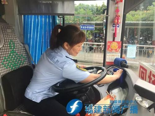 公交车缓慢而有力的C(公交车上班路被顶了一路)