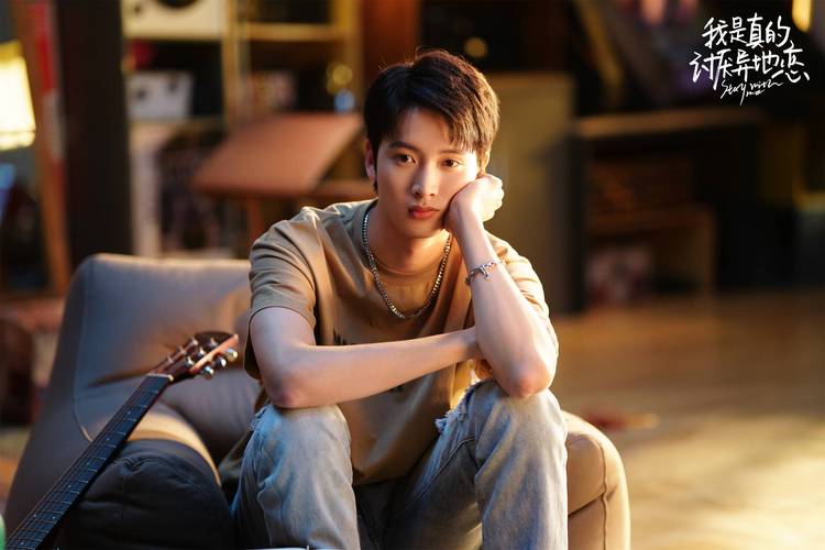 撕破我的奶罩猛吸奶头电影(四个学长一起上我会坏掉的)