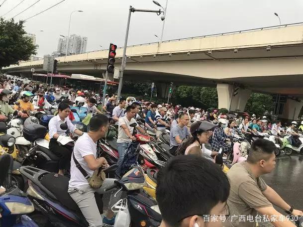 公交车缓慢而有力的C(公交车上班路被顶了一路)