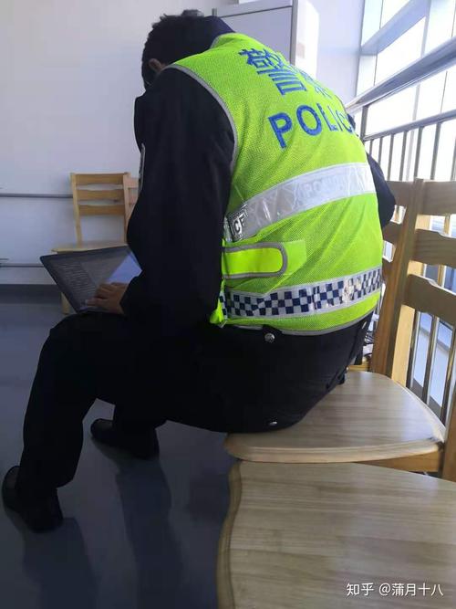 讲讲自己第一次细节真实知乎(交警执勤时被塞了一个孩子)