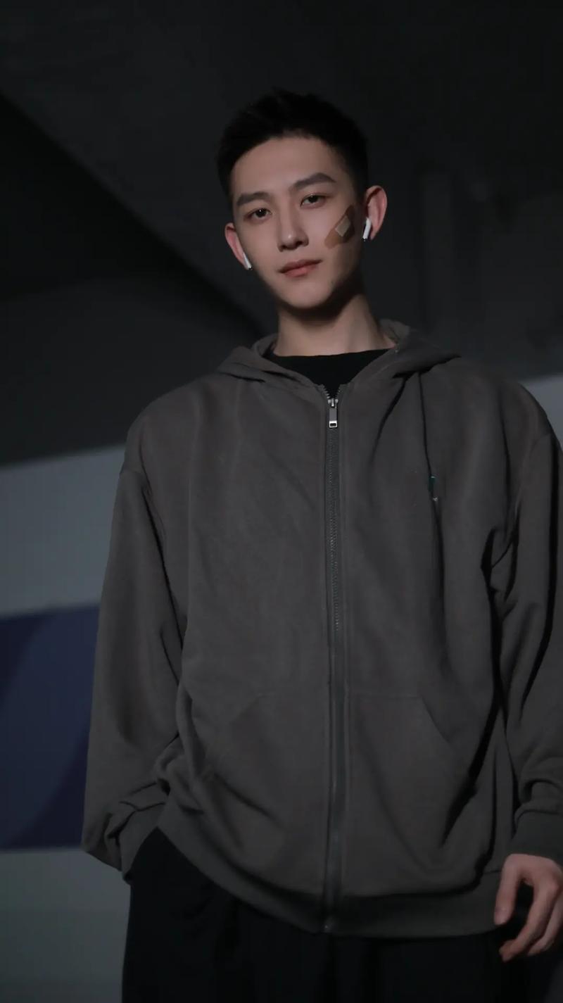 四个人一晚上换着做(四虎影库紧急大通知)