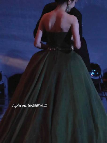 迪丽热巴手滑进了梦海间(迪丽热巴微博 梦幻)