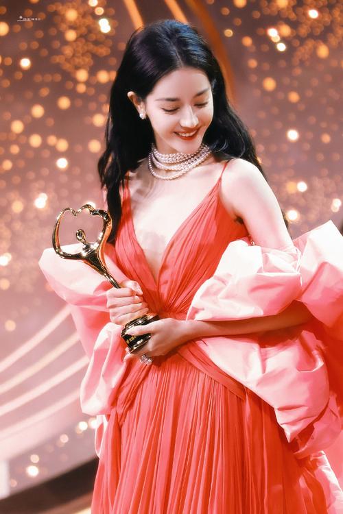 迪丽热巴手滑进了梦海间(迪丽热巴微博 梦幻)