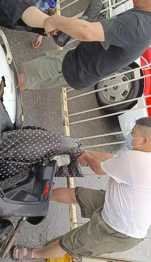 车里从后面猛地挺身沉腰