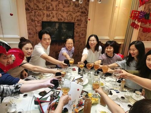 把英语课代表按在地上做(爸爸的朋友2中语看)