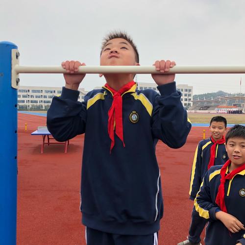 免费午夜福利不卡片在线(渺渺和体育老师做一节课引体向上)