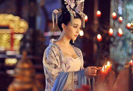 被群CAO的合不拢腿H的皇后 被群CAO的合不拢腿H的皇后