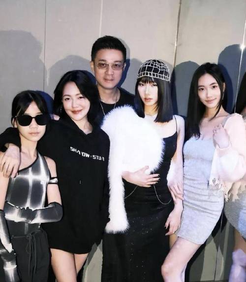 向着小花园深处前进(小SA0货大JI巴CAO死你啊)