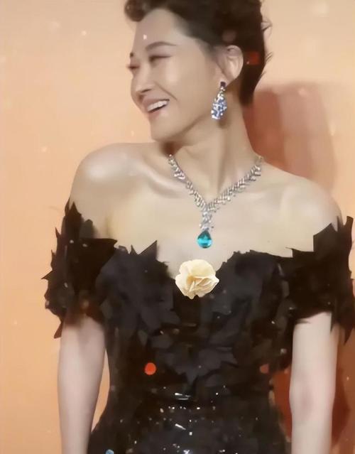 按着她的腰死死的坐了下去(八度网上论坛短片)