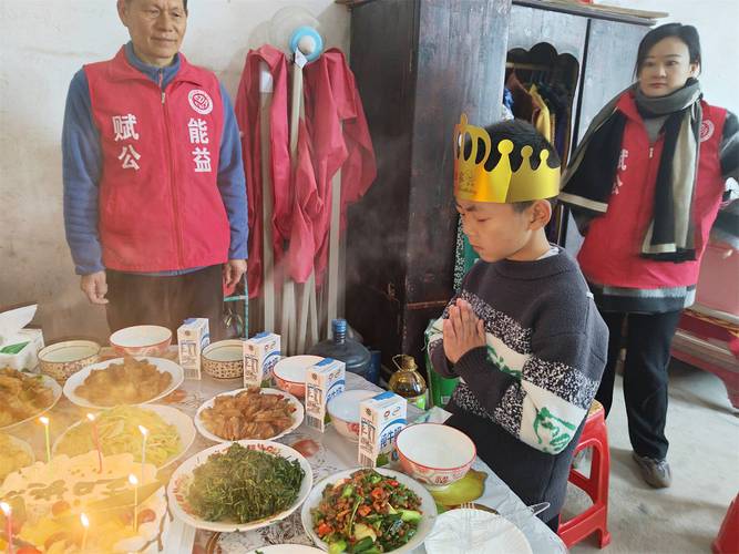 我用身体给儿子当生日礼物(我在写作业叔叔在上我)