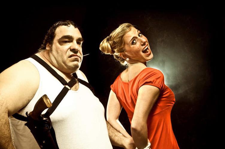 两个人一前一后进行攻击(两根一起进去疼拔出来就不疼) 两个人一前一后进行攻击(两根一起进去疼拔出来就不疼)