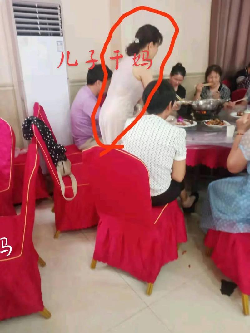 夹小玩具出门H1V1(家里没人儿子就弄我了) 夹小玩具出门H1V1(家里没人儿子就弄我了)