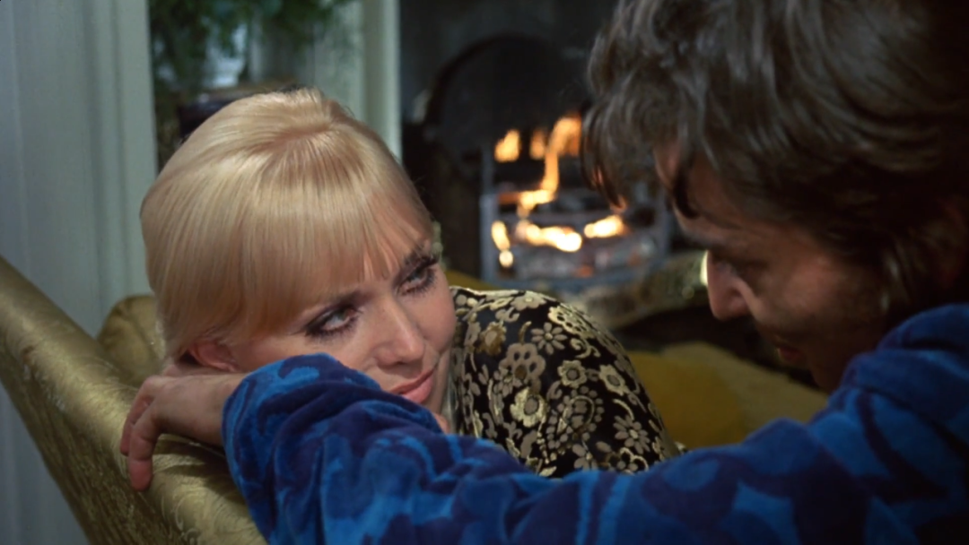 娇妻玩4P被3个男子伺候(娇妻在卧室里被领导爽电影)