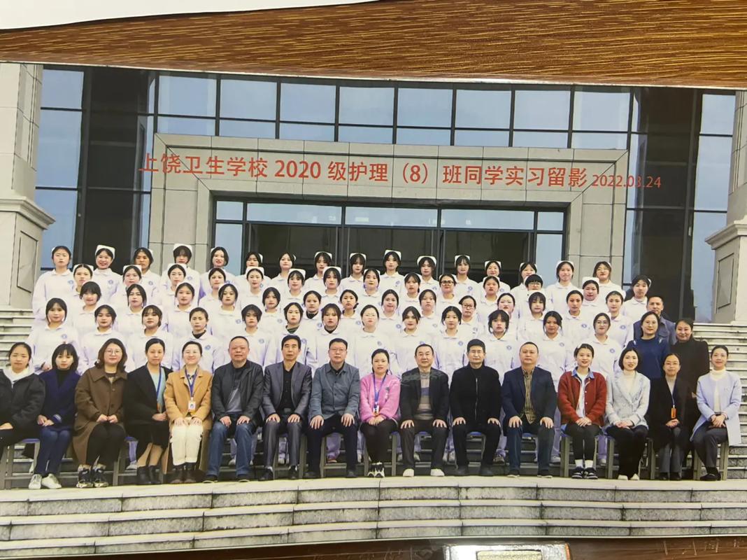 在办公室把护士给爽了(在车上一晃一晃的就进去了)