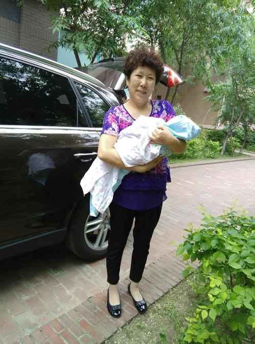 爸爸说家里没人可以C(爸开车我抱着妈妈去姥姥家) 爸爸说家里没人可以C(爸开车我抱着妈妈去姥姥家)