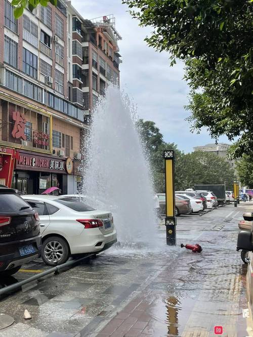 朱门绣户PO18以唇喂水(抓着腰撞了起来水流了一地)