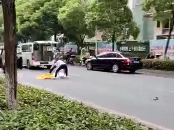 在公车被灌强行满JING液(在公交车上破了两个六年级小学生)