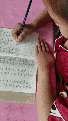 我在写作业爸爸从后边要我(我坐在学霸的鸡叭上面写作业)