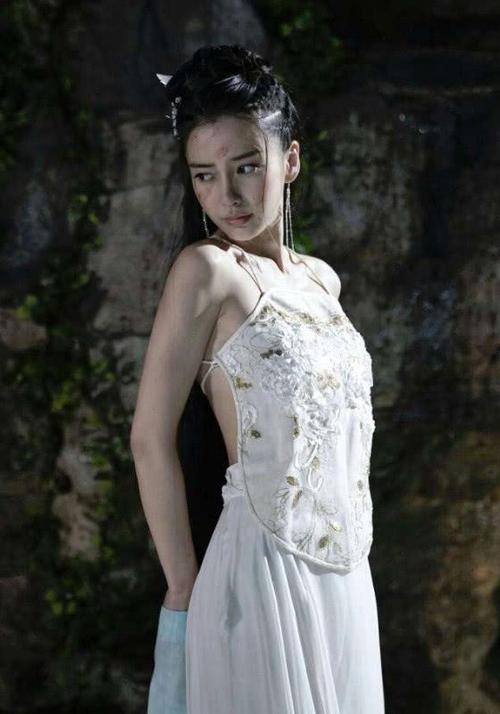 扯下她的肚兜吸吮乳计