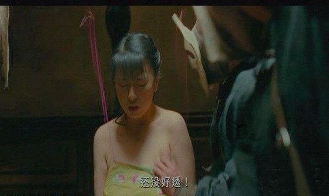 扯下她的肚兜吸吮乳计