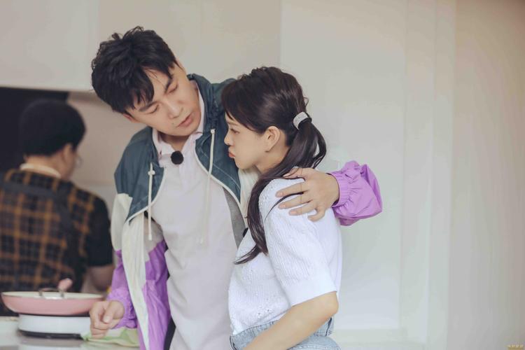 嗯在浴室里做到腿软(你的东西比老公大得多)