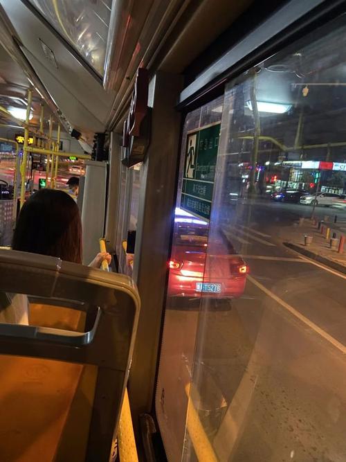公交车上班路被顶了(公交车售票员按尺寸大小gh)