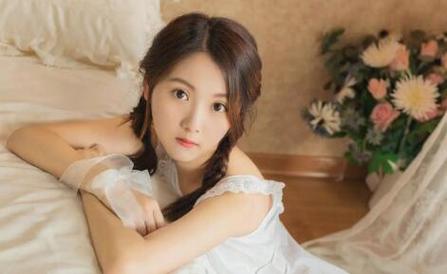 女生迈开腿让男生吃草莓膀胱(女生说痛男生越往里)