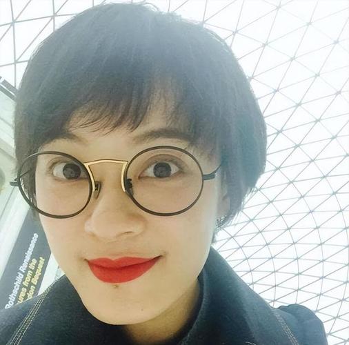 有什么拍照软件可以自配刘海的(拍照带刘海的软件)