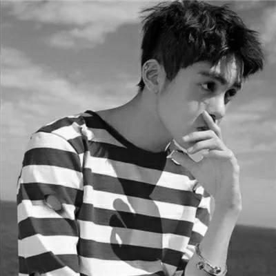 qq头像男生帅气(qq头像男生帅气黑白)