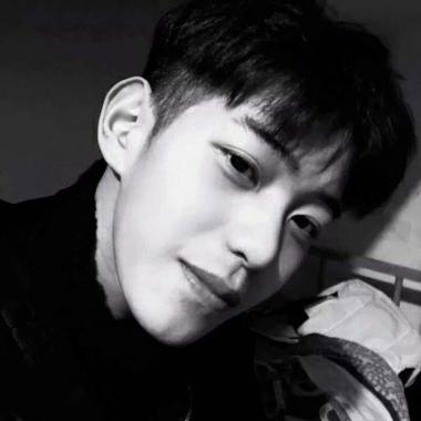 qq头像男生帅气(qq头像男生帅气黑白)